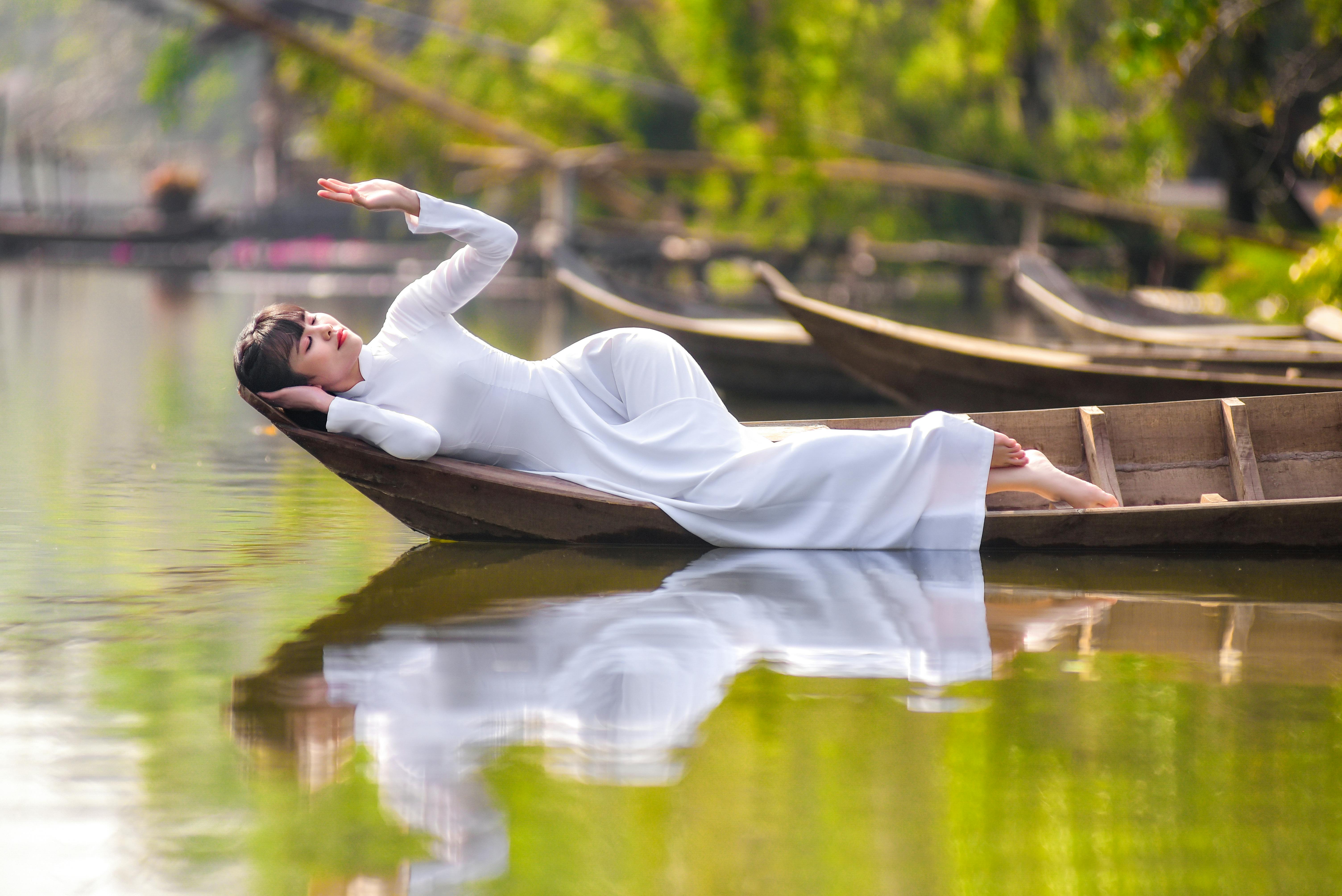 城市街灯与人物剪影画面